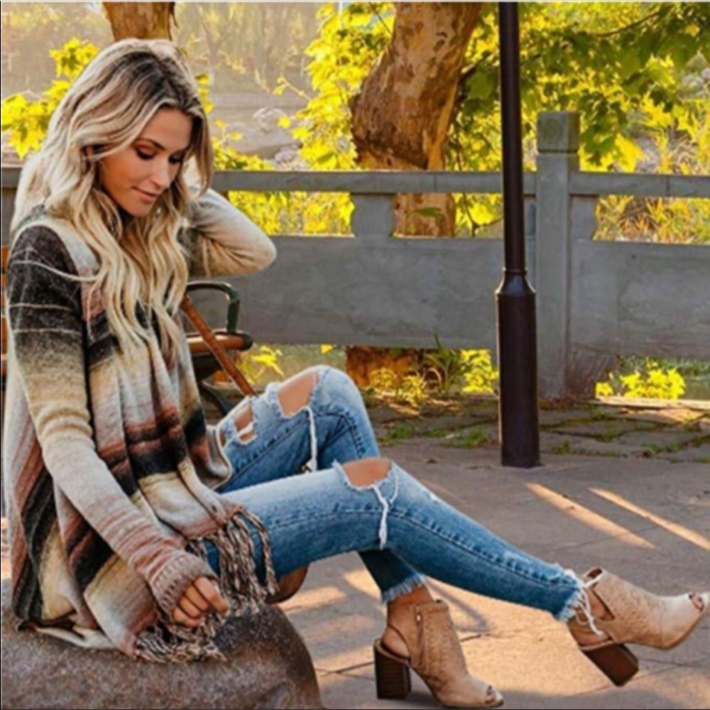 New! Boho Aztec knit sweater/shawl with fringes - Picture 3 of 7